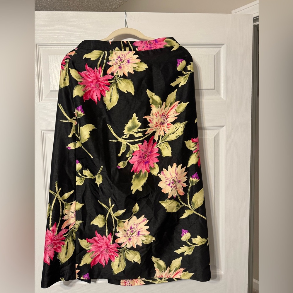 N Touch size 18 skirt looks silky very colorfull an rich looking print